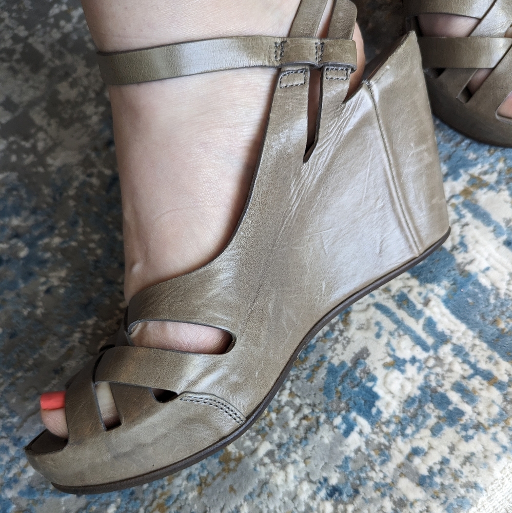Attilio Giusto Leombruni gray wedge leather sandals 37.5 EU